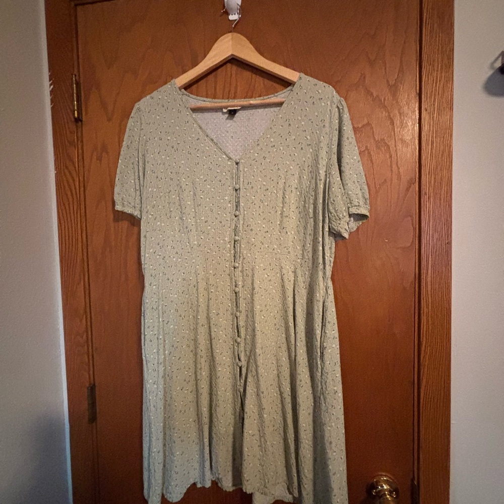 Universal Thread Ditsy Floral Sage Button-Down Mi… - image 1